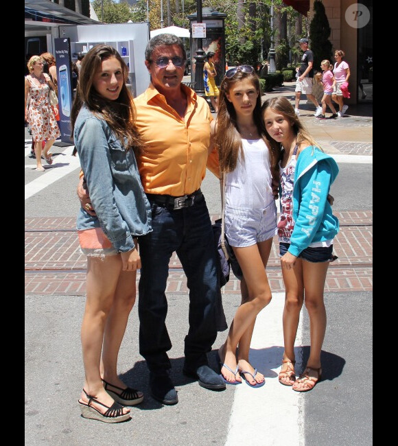L'acteur Sylvester Stallone se promène à Los Angeles avec ses trois filles, le lundi 9 juillet 2012.
