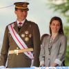 Le prince Felipe, en uniforme, et la princesse Letizia, en tailleur, présidaient la cérémonie de remise des diplômes aux sous-officiers de la XXXVIIe promotion sortant de l'Académie militaire de Talarn, le 9 juillet 2012.