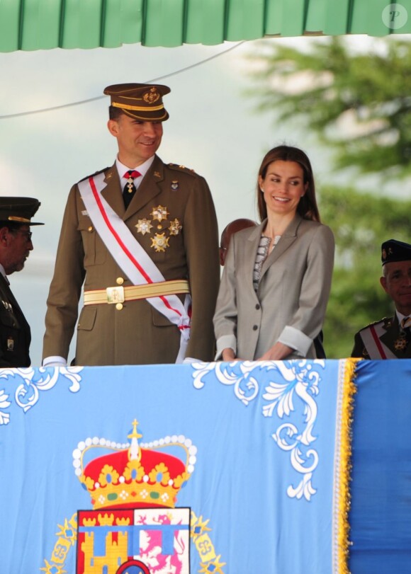 Le prince Felipe, en uniforme, et la princesse Letizia, en tailleur, présidaient la cérémonie de remise des diplômes aux sous-officiers de la XXXVIIe promotion sortant de l'Académie militaire de Talarn, le 9 juillet 2012.