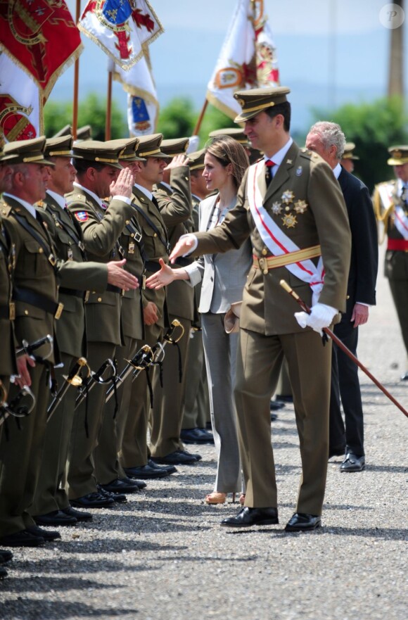 Felipe et Letizia d'Espagne présidaient la cérémonie de remise des diplômes aux sous-officiers de la XXXVIIe promotion sortant de l'Académie militaire de Talarn, le 9 juillet 2012.