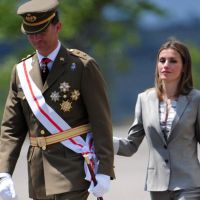 Letizia d'Espagne, élégant soutien de Felipe face à des sous-officiers en liesse