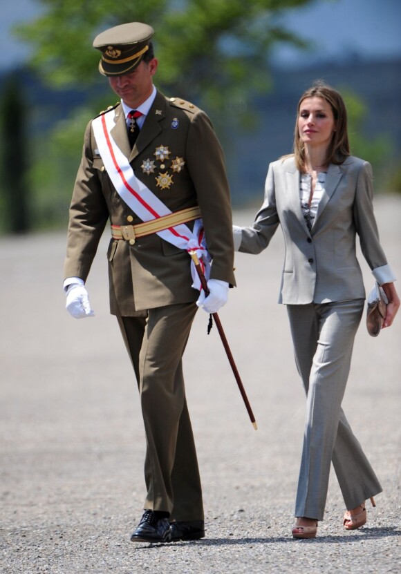 Le prince Felipe, accompagné par la princesse Letizia d'Espagne, présidait la cérémonie de remise des diplômes aux sous-officiers de la XXXVIIe promotion sortant de l'Académie militaire de Talarn, le 9 juillet 2012.