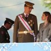 Le prince Felipe et la princesse Letizia d'Espagne, toujours complices, présidaient la cérémonie de remise des diplômes aux sous-officiers de la XXXVIIe promotion sortant de l'Académie militaire de Talarn, le 9 juillet 2012.