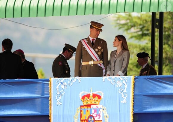 Le prince Felipe et la princesse Letizia d'Espagne, toujours complices, présidaient la cérémonie de remise des diplômes aux sous-officiers de la XXXVIIe promotion sortant de l'Académie militaire de Talarn, le 9 juillet 2012.