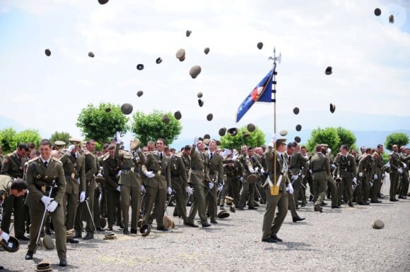 L'explosion de joie des quelque 400 nouveaux sergents ! Le prince Felipe et la princesse Letizia d'Espagne présidaient la cérémonie de remise des diplômes aux sous-officiers de la XXXVIIe promotion sortant de l'Académie militaire de Talarn, le 9 juillet 2012.
