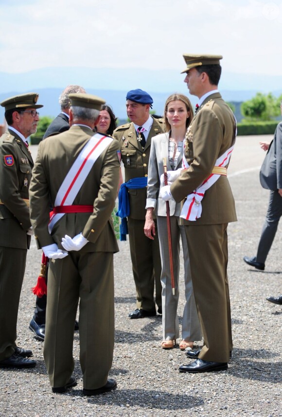 Le prince Felipe et la princesse Letizia d'Espagne présidaient la cérémonie de remise des diplômes aux sous-officiers de la XXXVIIe promotion sortant de l'Académie militaire de Talarn, le 9 juillet 2012.