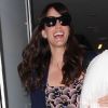 Liv Tyler, oreiller à la main, arrive à l'aéroport de Los Angeles. Le 9 juillet 2012.