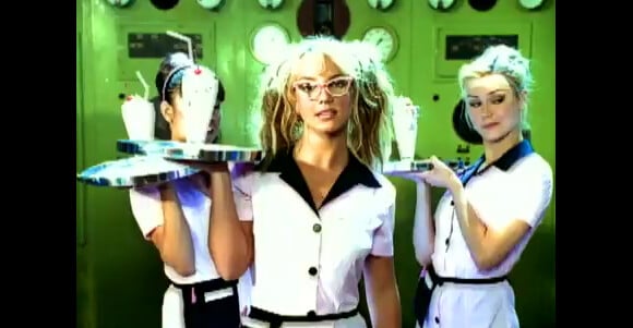 Britney Spears dans le clip (You drive me) Crazy.