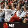 En bonne Ibère, Elena ne manque pas une ola ! L'infante Elena d'Espagne a savouré la nette victoire de l'Espagne face à la France, en match amical préparatoire aux JO de Londres, le 10 juillet 2012. Au Palais des Sports de Madrid, la Roja s'est imposée 81-65 face à des Bleus diminués.