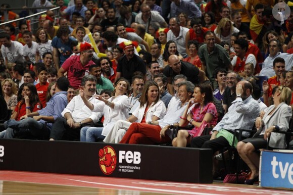 L'infante Elena d'Espagne a savouré la nette victoire de l'Espagne face à la France, en match amical préparatoire aux JO de Londres, le 10 juillet 2012. Au Palais des Sports de Madrid, la Roja s'est imposée 81-65 face à des Bleus diminués.