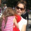 Katie Holmes, sa fille Suri et sa mère Kathleen se sont rendues au zoo de New York, le 11 juillet 2012 - Suri et sa poupée dans les bras de sa maman