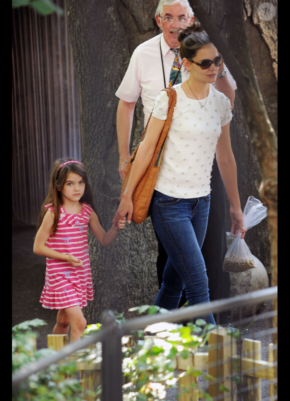 Katie Holmes, sa fille Suri et sa mère Kathleen se sont rendues au zoo de New York, le 11 juillet 2012 où elles ont donné à manger aux animaux