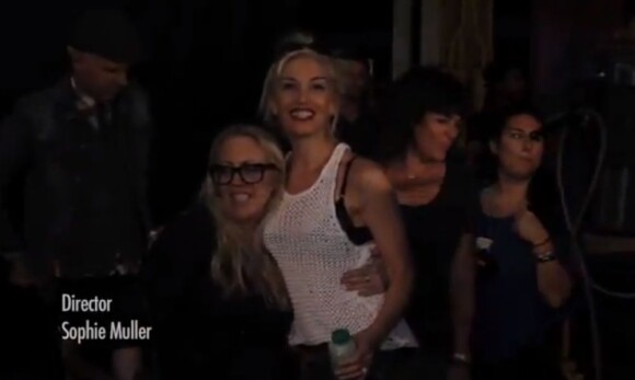 Gwen Stefani et la réalisatrice Sophie Muller dans le making of du clip Settle down de No Doubt, juin 2012.