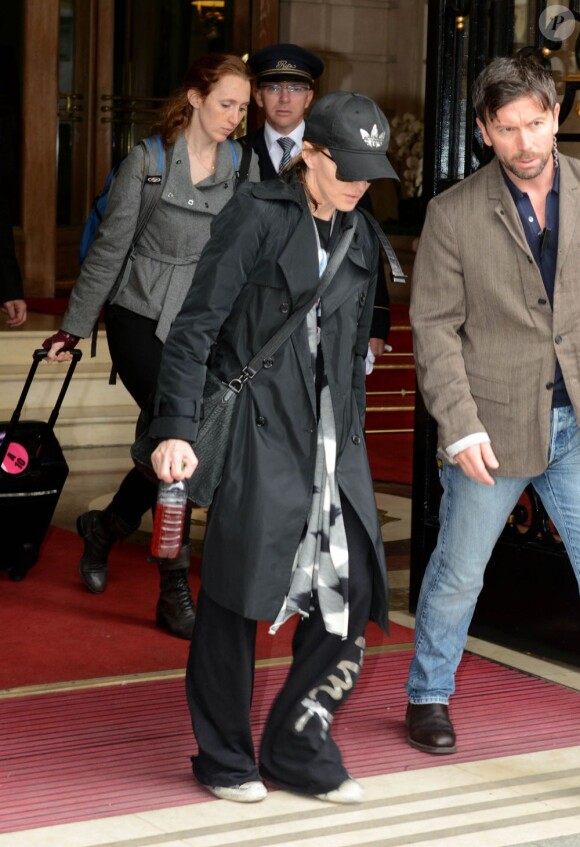 Madonna à la sortie de son hôtel parisien, le 12 juillet 2012.