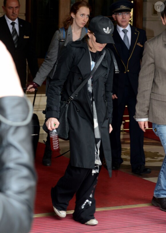 Madonna presque camouflée à la sortie de son hôtel parisien, le 12 juillet 2012.
