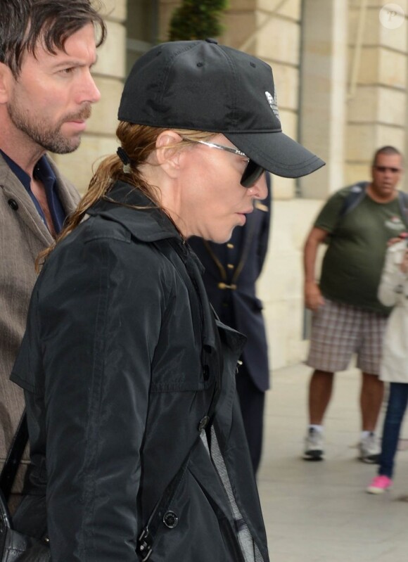 Madonna à la sortie de son hôtel parisien, place Vendôme, le 12 juillet 2012.