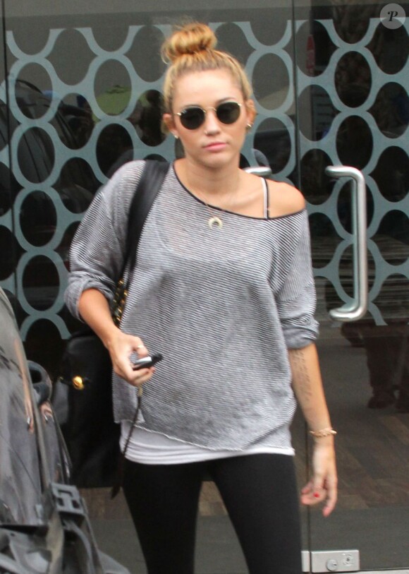 Radieuse, Miley Cyrus sort d'une séance de sport et montre son nouveau tatouage sur son avant-bras, le 12 juillet 2012 à Los Angeles