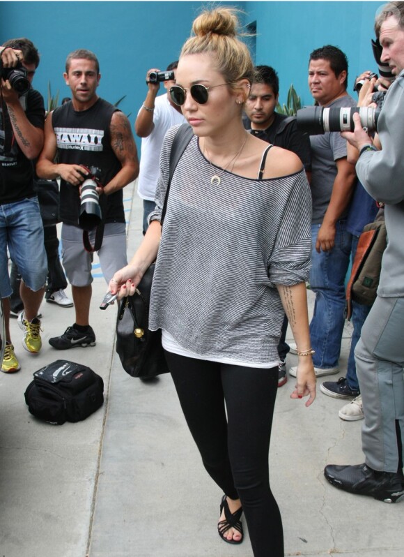 Miley Cyrus sort d'une séance de sport et montre son nouveau tatouage sur son avant-bras, le 12 juillet 2012 à Los Angeles