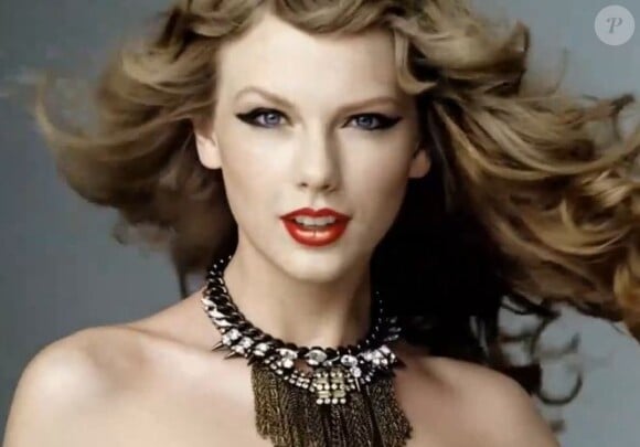 Taylor Swift, ravissante et ultra glamour pour Covergirl.