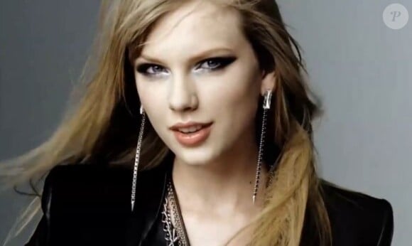 Taylor Swift révèle son côté rock et rebelle pour Covergirl.