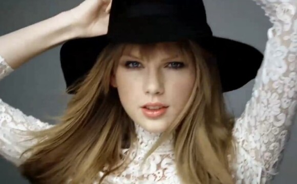 Taylor Swift en mode bohème fan de la campagne pour Covergirl.