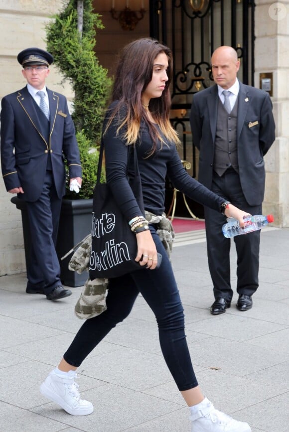 Lourdes Leon, la fille de Madonna, quitte son hôtel parisien, Le Ritz, le 12 juillet 2012.