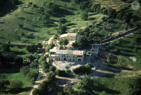 La justice de Palma de Majorque à ordonné en juillet 2012 la mise en vente aux enchères de sa villa 'Son Coll' sur l'île des Baléares. La propriété passera sous le marteau en septembre.