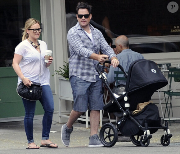 Hilary Duff se promène à New York avec son mari Mike Comrie et leur petit Luca, quatre mois, le vendredi 13 juillet 2012.