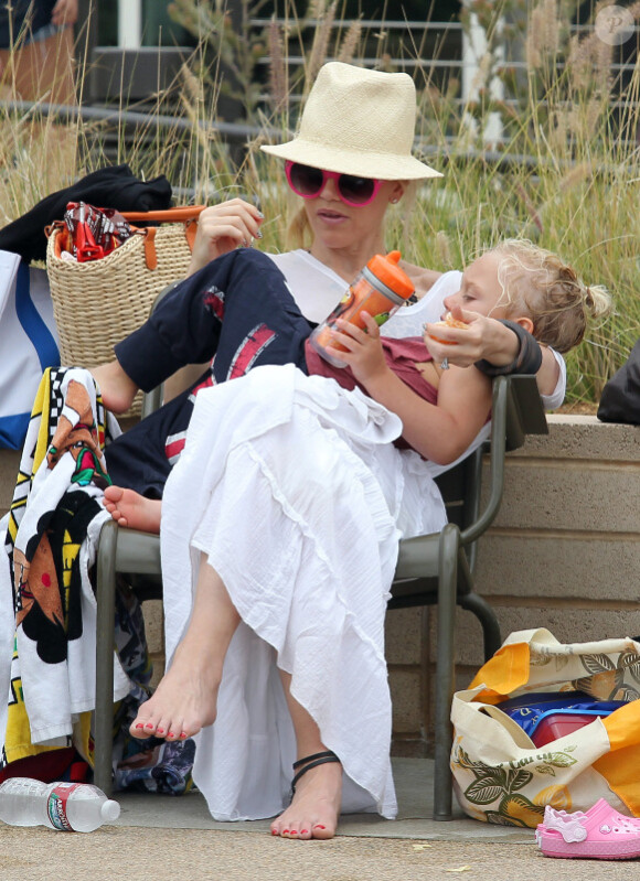 Gwen Stefani profite d'une journée ensoleillée à la plage de Santa Monica avec Zuma et quelques membres de sa famille, le 14 juillet 2012 - Zuma dans les bras de sa maman