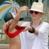 Gwen Stefani profite d'une journée ensoleillée à la plage de Santa Monica avec Zuma et quelques membres de sa famille, le 14 juillet 2012