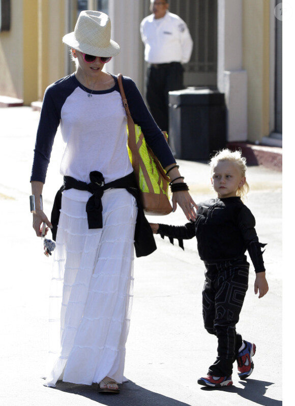 Gwen Stefani profite d'une journée ensoleillée à la plage de Santa Monica avec Zuma et quelques membres de sa famille, le 14 juillet 2012 - Zuma aime aussi Batman