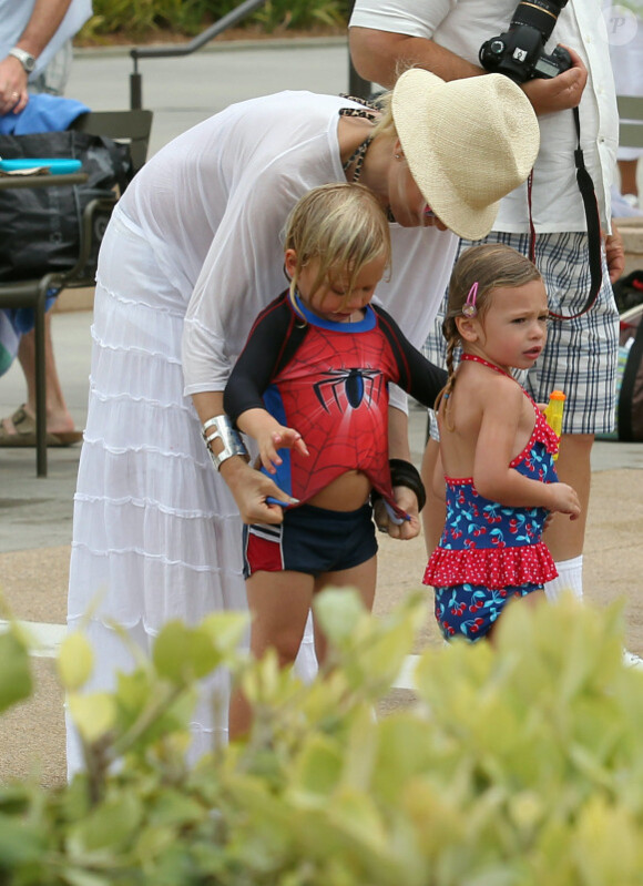 Gwen Stefani profite d'une journée ensoleillée à la plage de Santa Monica avec Zuma et quelques membres de sa famille, le 14 juillet 2012 - Gwen Stefani aide Zuma à enfiler sa tenue Spiderman
