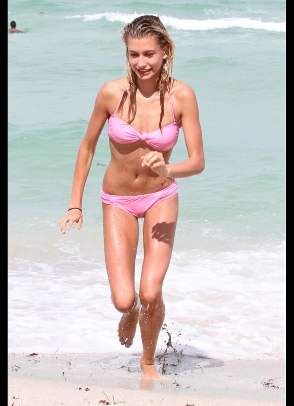 Hailey, la fille de Stephen Baldwin, s'attire tous les regards sur la plage, le samedi 14 juillet à Miami.