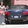 Eva Longoria s'arrête dans une station service pour faire le plein de sa Bentley. Culver City, le 14 juillet 2012.