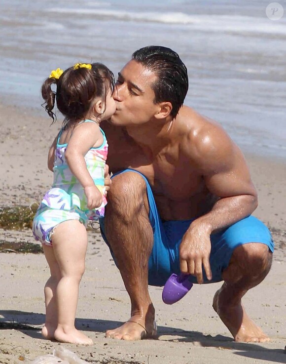 Mario Lopez et sa fille Gia s'amusent sur la plage à Malibu. Le 15 juillet 2012.