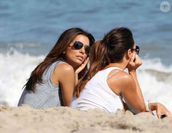 Eva Longoria et Courtney Laine Mazza en pleine discussion sur une plage à Malibu. Le 15 juillet 2012.