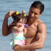 Mario Lopez et sa fille Gia s'amusent sur la plage à Malibu. Le 15 juillet 2012.