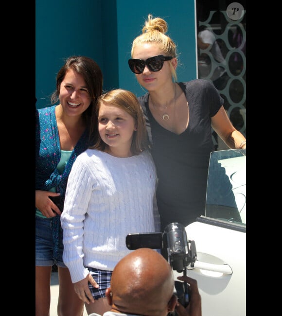 Miley Cyrus rencontre des fans après avoir quitté son cours de sport, le lundi 16 juillet à Los Angeles.