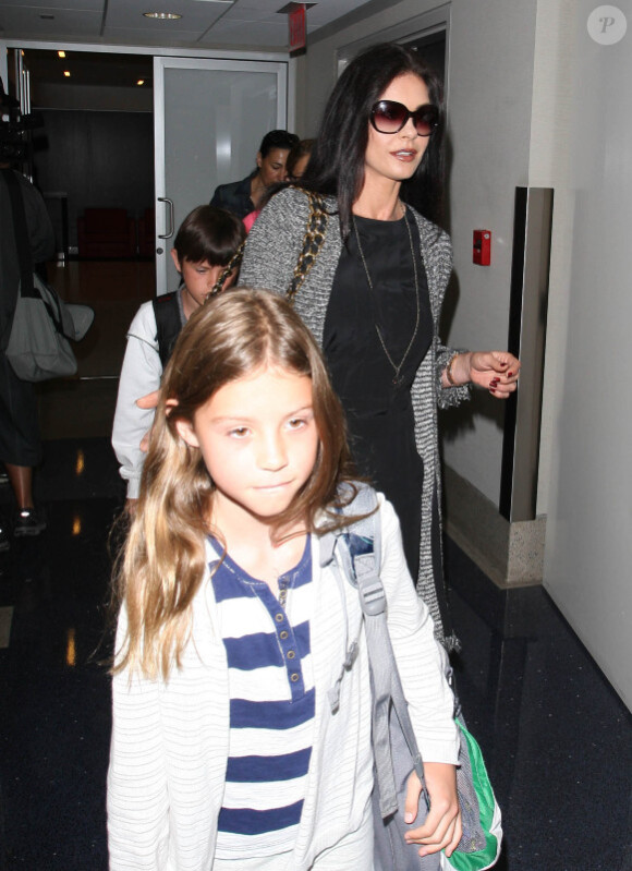 Catherine Zeta-Jones : Sa petite Carys a bien grandi, à l'aéroport de New York, le 16 juillet 2012