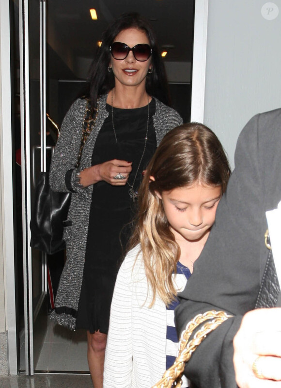 Catherine Zeta-Jones et ses enfants Dylan et Carys arrivent à l'aéroport de New York, le 16 juillet 2012