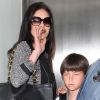 Catherine Zeta-Jones et son fils Dylan à l'aéroport de New York, le 16 juillet 2012