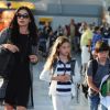 Catherine Zeta-Jones : superbe et entourée de ses enfants Dylan et Carys à l'aéroport de New York, le 16 juillet 2012
