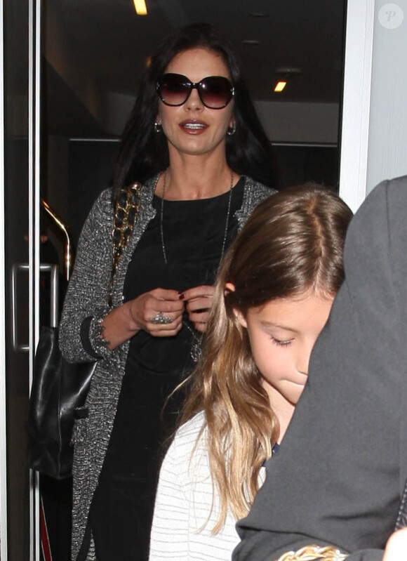 Catherine Zeta-Jones, toujours sublime, arrive à l'aéroport de New York avec ses enfants Dylan et Carys, le 16 juillet 2012