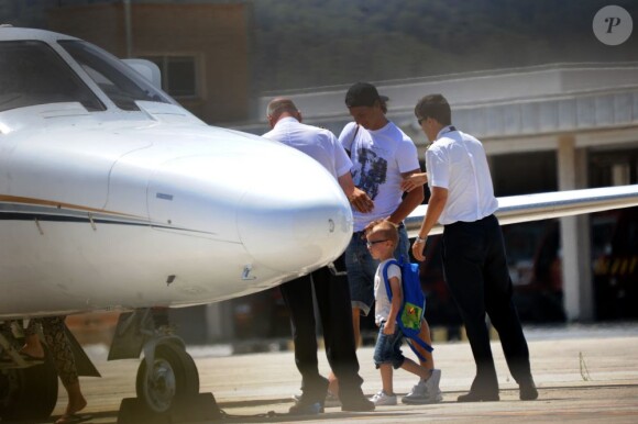 Zlatan Ibrahimovic qui embarque à Ibiza avec son fils Vincent à Ibiza le 17 juillet 2012 va devenir le second joueur le mieux payé au monde après avoir signé avec le PSG