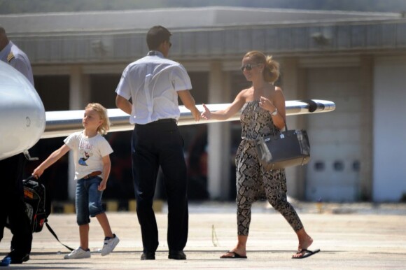 Zlatan Ibrahimovic embarque à Ibiza avec sa femme Helena Seger et leurs deux enfants Maximilian et Vincent à Ibiza le 17 juillet 2012 pour Paris où l'attend un contrat de trois ans