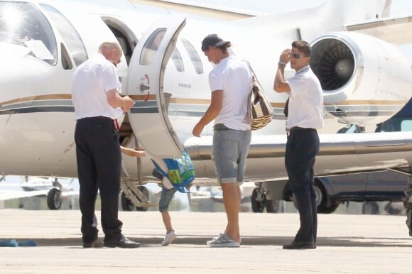 Zlatan Ibrahimovic embarque à Ibiza avec sa femme Helena Seger et leurs deux enfants Maximilian et Vincent à Ibiza le 17 juillet 2012 pour rejoindre Paris et signé un contrat avec le PSG