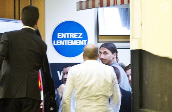 Zlatan Ibrahimovic lors de son arrivée au palace Le Bristol le 17 juillet 2012 où un contrat de trois ans à 14 millions d'euros nets par an avec le Paris Saint-Germain l'attend