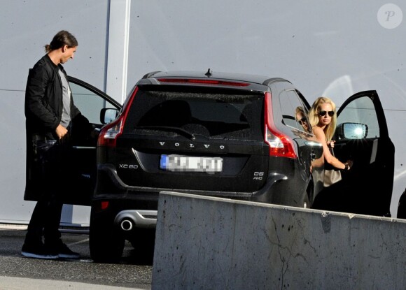 Zlatan Ibrahimovic et sa compagne Helena Seger lors de leur arrivée au Bourget le mardi 17 juillet 2012