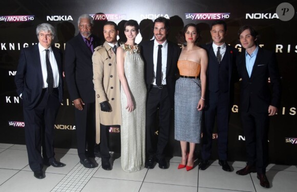 Marion Cotillard et l'équipe du film à l'avant-première de The Dark Knight Rises à Londres, le 18 juillet 2012.