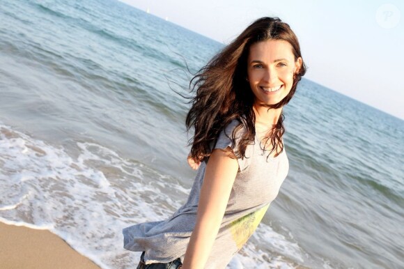 Adeline Blondieau à la plage avec Wilona, née en 2011.